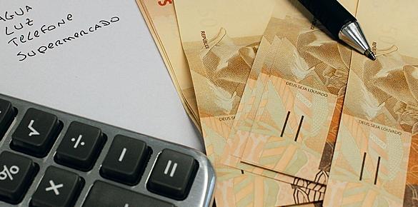 77% das famílias estão endividadas; mais de 28% estão inadimplentes